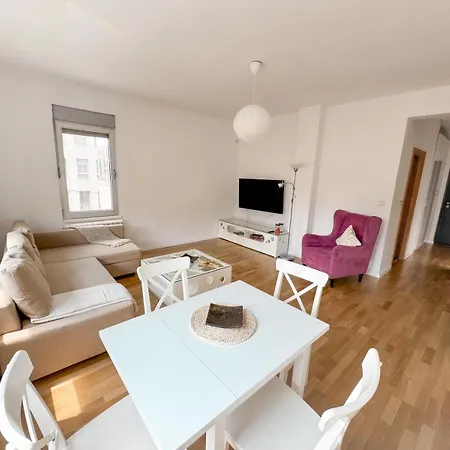 Sunny Center Apartment *