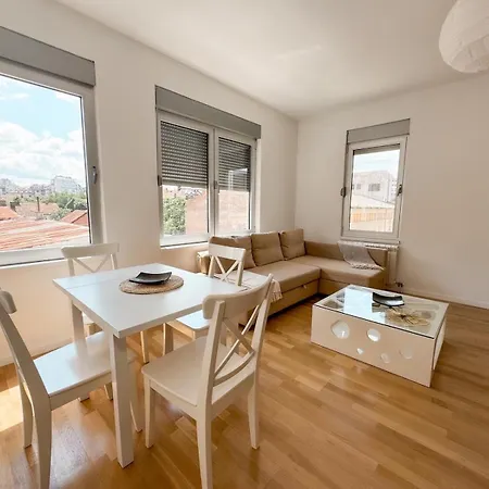 Sunny Center Apartment *